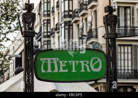 U-Bahn-Schild. Barcelona. Katalanisch. Spanien. Europa Stockfoto