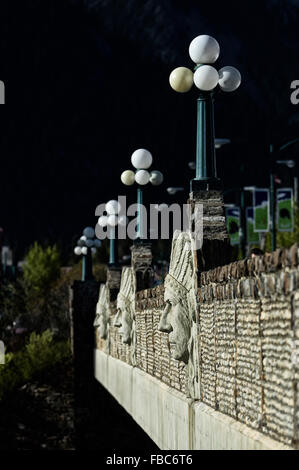 Native American Indian Head Schnitzereien auf der Seite des Bow River Bridge. Banff. Kanada. Nord-Amerika Stockfoto