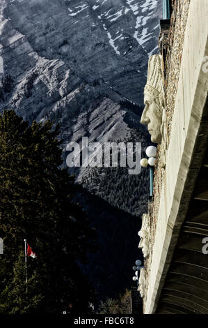 Native American Indian Head Schnitzereien auf der Seite des Bow River Bridge. Banff. Kanada. Nord-Amerika Stockfoto