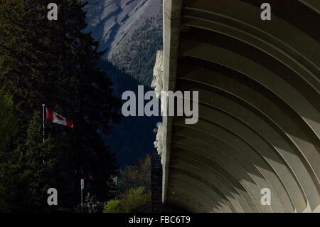 Native American Indian Head Schnitzereien auf der Seite des Bow River Bridge. Banff. Kanada. Nord-Amerika Stockfoto