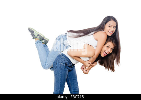 2 indische Junge Womans Freunde Huckepack Reiten Stockfoto