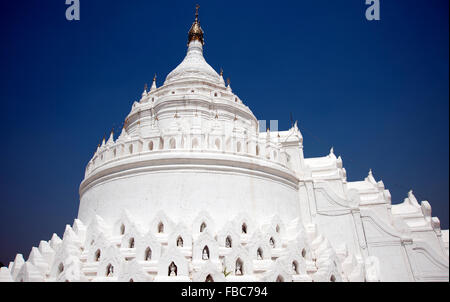 Neu weiß getünchte Kuppel des Hsinbyume Pagode in der Nähe von Mingun Mandalay Myanmar gegen ein strahlend blauer Himmel lodert Stockfoto