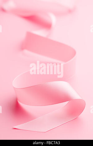 die rosa Schleife locken auf einem rosa Hintergrund Stockfoto