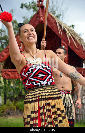 Maori-Mädchen tanzen mit Pois an Te Puia Culture Centre, Rotorua, Nordinsel, Neuseeland Stockfoto