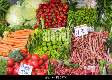 Große Auswahl an Gemüse auf einem Markt in Istanbul, Türkei Stockfoto