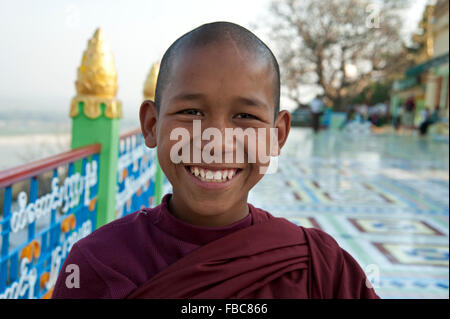 Ein buddhistischer Novize befasst sich mit der Kamera in einem Sagaing-Tempel in der Nähe von Mandalay Myanmar Stockfoto