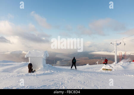 Fort William, Großbritannien. 14. Januar 2016. Tolle Schneeverhältnisse an der Spitze der Nevis reichen Fort William - mit blauem Himmel und öffnen Unpisted Neuschnee Credit: Kenny Ferguson/Alamy Live News Stockfoto