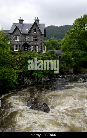 Wildwasser auf dem Fluss Llugwy in Betws-y-Coed in Nordwales. Stockfoto