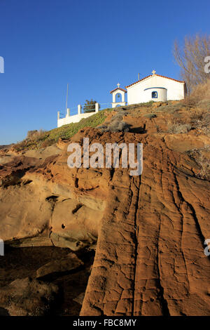 Die natürlichen Felsformationen unter Kapelle St. Nikolaus (Agios Nikolaos). Kotsinas. Insel Limnos, Griechenland. Stockfoto