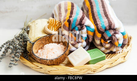 Spa-Einstellung mit Handtüchern, Badesalz und Jasmin und Olivenöl Seifen, getrocknetem Lavendel Stockfoto