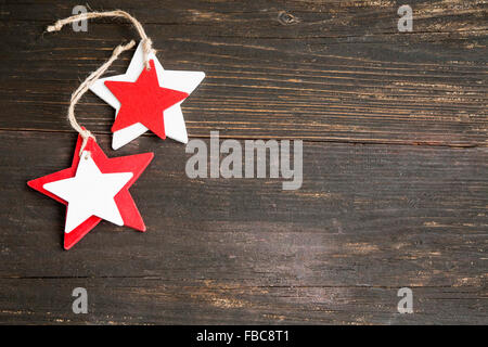 Hölzernen Weihnachtsdekoration Sterne in weiß und rot auf hölzernen Hintergrund Stockfoto