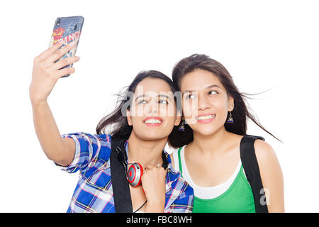 2 indische Junge Womans Freunden College-Studenten Handy Selfie Bild anklicken Stockfoto