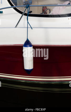 ein Boot Fender das Boot zu schützen, wenn es im Hafen ist Stockfoto