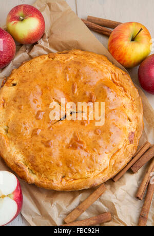 Apfelkuchen, frisch gebacken, mit Gewürze, Äpfel und Zimtstangen Stockfoto
