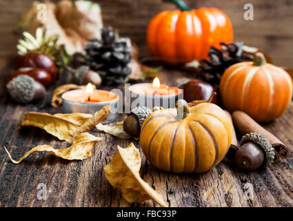 Kürbisse-Dekoration mit Kerzen, Blätter, Acorns.Thanksgiving,Halloween und Herbst Konzept Stockfoto