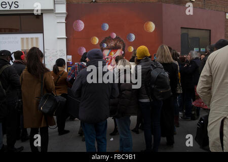 London, UK. 13. Jan 2016.Fans Hommage an David Bowie auf einem Wandgemälde in Brixton, wo er geboren wurde. Jimmy C Graffiti. David Bowie starb an Krebs im Alter von 69 Jahren am 10. Januar 2016.   13.01.16 Kredit: Claire Doherty/Alamy Live News Stockfoto