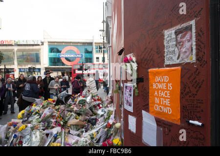 London, UK. 13. Jan 2016.Fans Hommage an David Bowie auf einem Wandgemälde in Brixton, wo er geboren wurde. Jimmy C Graffiti. David Bowie starb an Krebs im Alter von 69 Jahren am 10. Januar 2016.   13.01.16 Kredit: Claire Doherty/Alamy Live News Stockfoto