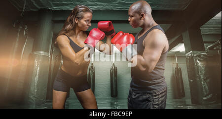 Zusammengesetztes Bild des männlichen und weiblichen Boxer kämpfen Haltung Stockfoto