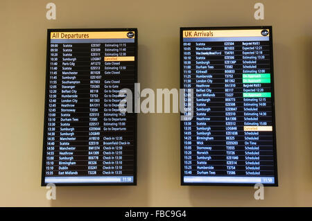 Abflüge und Ankünfte Bretter am Flughafen Aberdeen, Schottland. Stockfoto