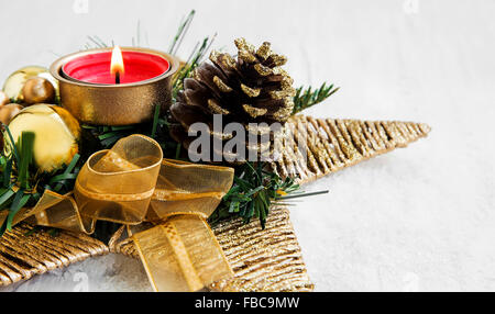 Weihnachten Kerze Deko Sterne mit Band, Tanne Äste und goldene Kugeln und Kegel Stockfoto