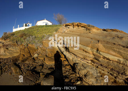 St. Nikolaus (Agios Nikolaos) Kapelle auf eine einzigartige geologische Lage gebaut. Kotsinas Kai. Lemnos Insel, Griechenland. Stockfoto