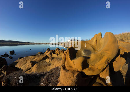 Nahaufnahme der abstrakten geologischen Felsformationen auf Kotsinas Dorf Küstenlinie. Lemnos Insel, Griechenland. Stockfoto