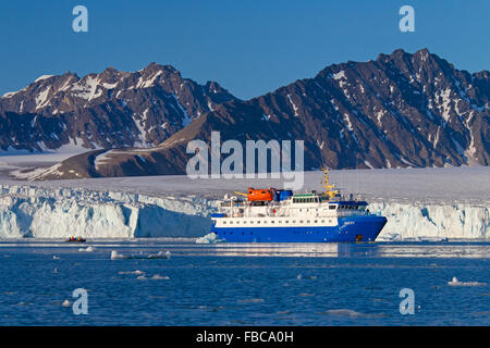 Expeditionsschiff M/S Quest in den Lilliehöökfjorden Fjord Zweig der Krossfjorden in Albert ich Lande, Spitzbergen, Svalbard, Norwegen Stockfoto