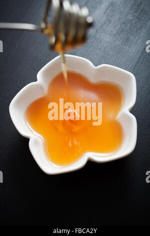 Honig in Schüssel weiß Stockfoto