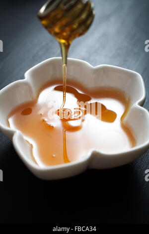 Honig in Schüssel weiß Stockfoto
