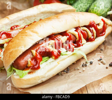 Hot-Dog-Meal.Sausages mit Brötchen, Salat, Senf und Ketchup-Saucen Stockfoto