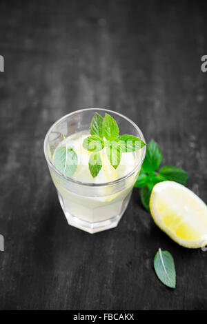 Frisches Glas Limonade mit Minze und Zitrone Stockfoto