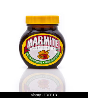 Glas mit Marmite auf weißem Hintergrund Stockfoto