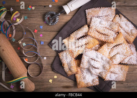 Fried Karneval italienisches Dessert im Karneval Draufsicht Zusammensetzung Stockfoto