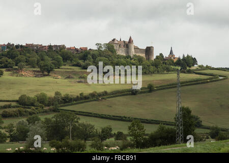 Chateauneuf de Auxois aus dem Canal de Bourgogne Stockfoto