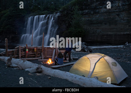 BRITISH COLUMBIA - Abend am Campingplatz am Tsusiat Falls entlang der West Coast Trail-Abschnitt des Pacific Rim National Park. Stockfoto