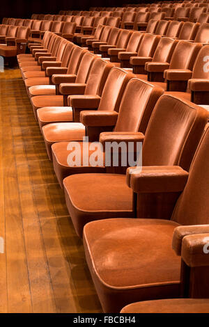 Sitzreihen braun Theater in einem Konzertsaal Stockfoto