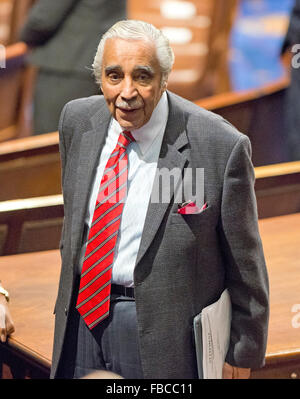 US-amerikanischer Jurist Charlie Rangel (Demokrat aus New York) kommt auf den Boden vor der US-Präsident Barack Obama seinen endgültigen Zustand der Anschluß-Adresse in der uns Haus Kammer in dem US Capitol auf Dienstag, 12. Januar 2016 zu liefern. Bildnachweis: Ron Sachs/CNP (Einschränkung: NO New York oder New Jersey Zeitungen oder Zeitschriften in einem Umkreis von 75 Meilen von New York City) - NO-Draht-Dienst - Stockfoto