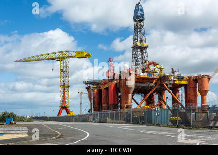 Riesige Bohrinsel im für Reparaturarbeiten in Harland und Wolff Werft Belfast, wo er die Titanic gebaut wurde Stockfoto