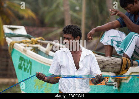 Fischer auf einem Strand, Arugam Bay, Ampara Distrikt, Sri Lanka, Asien Stockfoto