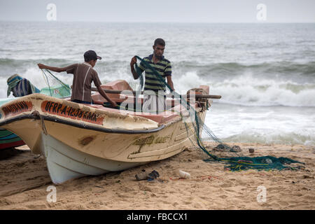 Fischer, Vater und Sohn auf einem Strand, Arugam Bay, Sri Lanka, Asien Stockfoto