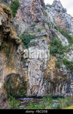Blick auf geologischen Falte im Rock in einer Bergkette in den spanischen Pyrenäen, Collegats Schlucht Stockfoto