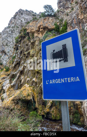 L'Argenteria-Rock-Formation, Schlucht Collegats am Fluss Noguera, mit blauen Kamera Tourist Schild Stockfoto