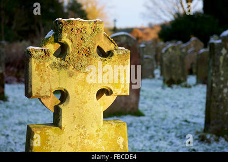 Kreuz Grabstein im Friedhof von Lanercost Priory, Cumbria, England UK Stockfoto