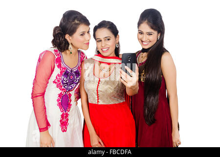 3 indische Junge Womans Freunde Handy Selfie Bild klicken Stockfoto