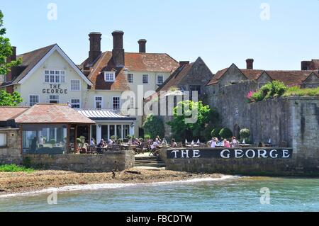 Das George Hotel und Restaurant, Yarmouth, Insel Wight, wie von der Küste aus gesehen. Stockfoto