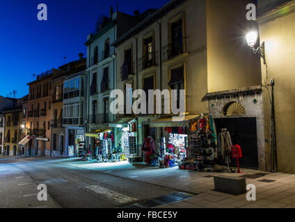 Den Bereich direkt unter dem Bogen auf dem Weg nach Granada Stadtzentrum von der Alhambra entfernt. Die Aussicht ist in der Nacht mit Souvenir-shops Stockfoto