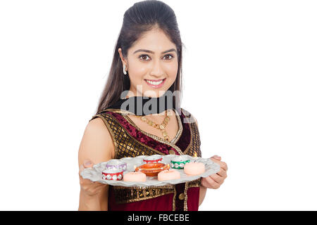 1 indische junge Frau Diwali Festival Diya-Platte anzeigen Stockfoto