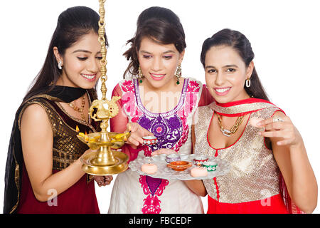 3 indische Junge Womans Freunde Diwali Festival Diya anzeigen Stockfoto