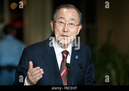 (160114)--NEW YORK, 14. Januar 2016 (Xinhua)--Vereinigte UNO-Generalsekretär Ban Ki-Moon Adressen die Presse nach seiner Unterrichtung der Generalversammlung auf seine Prioritäten für 2016 bei der UNO Hauptquartier in New York, 14. Januar 2016. Eine Ban Ki Moons größten Prioritäten für das Jahr 2016 wird zu einem schnellen Start, die Umsetzung der Agenda 2030 für nachhaltige Entwicklung und die Paris-Übereinkommen zum Klimawandel aussteigen. Diese UN zwei überragende Erfolge 2015 waren, Reportern Verbot nach seiner Generalversammlung Rede. (Xinhua/Li Muzi) Stockfoto