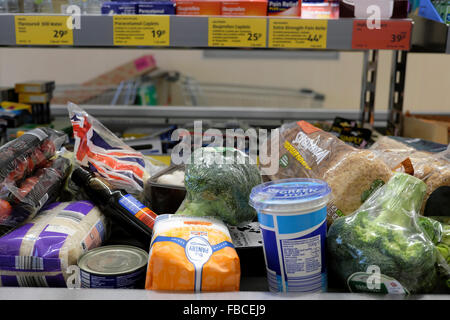Aldi Supermarket Lebensmittel Lebensmittel Lebensmittel Lebensmittel Lebensmittel Lebensmittel Lebensmittel Lebensmittel an der Kasse im Lebensmittelgeschäft in Wales UK KATHY DEWITT Stockfoto